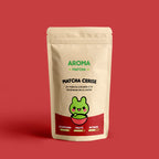 Пакетче матча с вкус на ягода, 30 г, Aroma Matcha, върху червен фон
