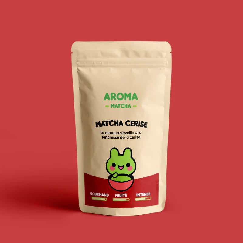 Пакетче матча с вкус на ягода, 30 г, Aroma Matcha, върху червен фон